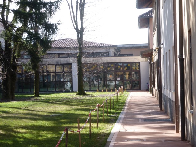 Riscaldamento rotto, a Burago studenti a scuola con le coperte