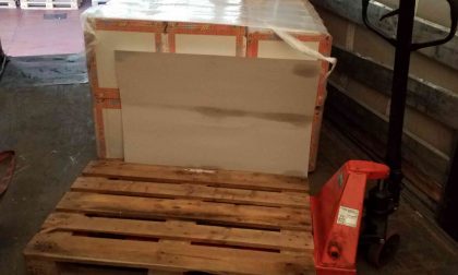 Si schiaccia la mano mentre scarica il camion operaio in ospedale