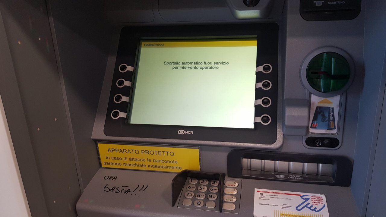 Arcore: Postamat fuori uso da oltre un mese, la protesta dei correntisti