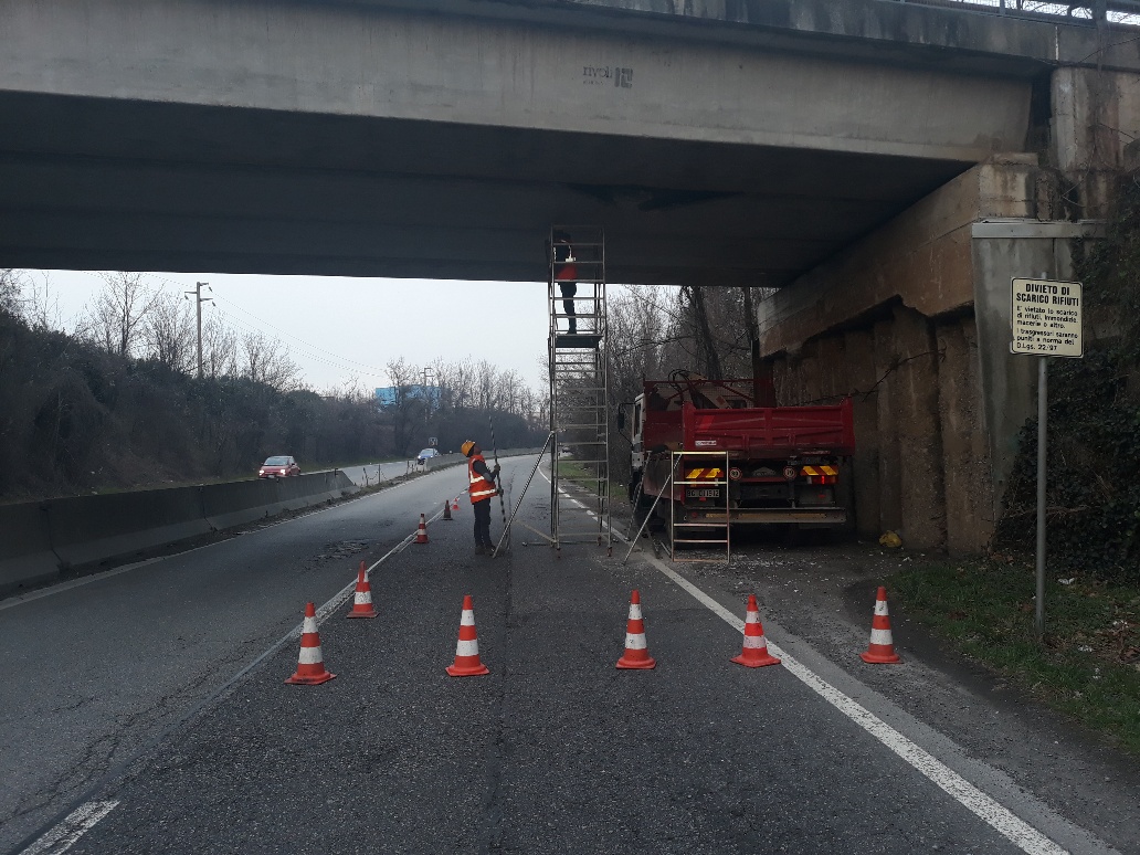 Ponte urtato sulla Sp60: esclusi danni ingenti. Proseguono le verifiche