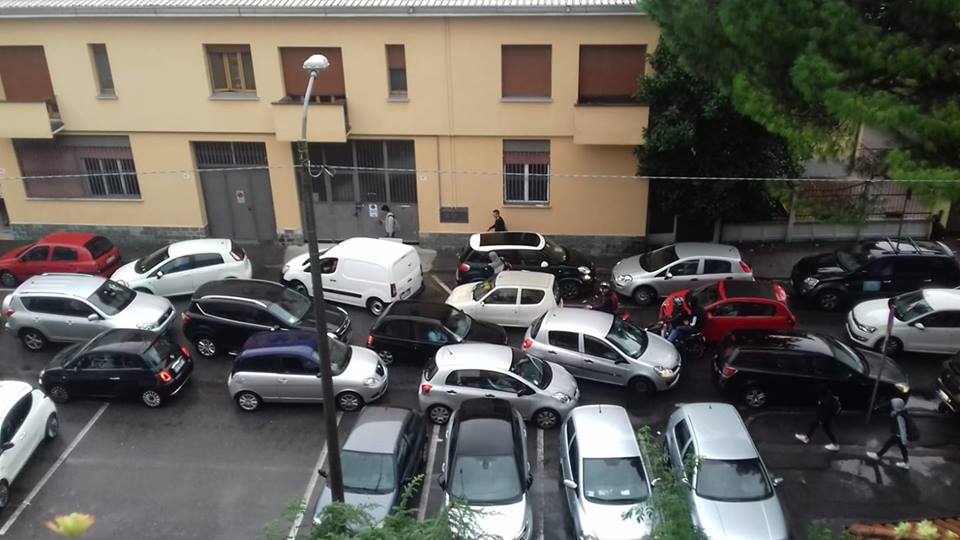 Residenti bloccati in casa dal traffico, li salverà lo scuolabus?