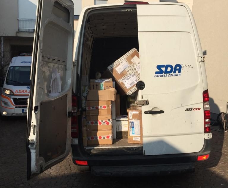Carrello portapacchi gli finisce addosso, corriere in ospedale