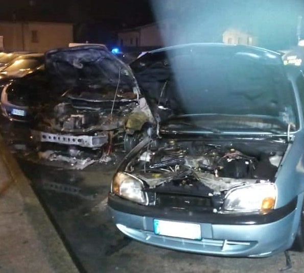 Auto in fiamme nella notte a Copreno