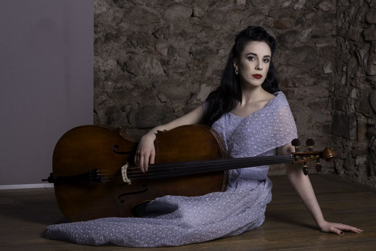Giovane e bella musicista trezzese premiata per il suo duplice talento strumentista