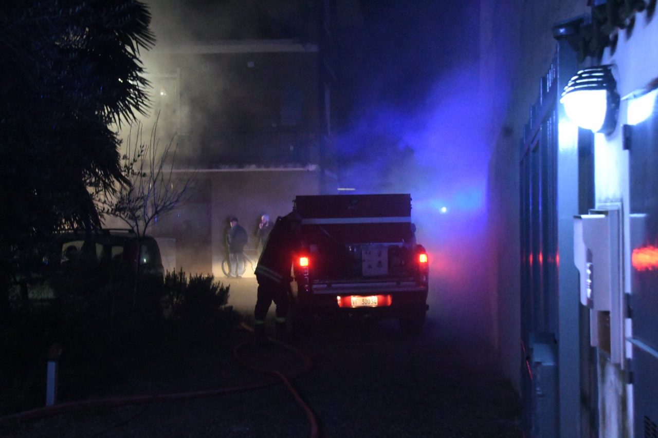 Fiamme nel box di una abitazione a Sovico: intervengono pompieri e ambulanza FOTO VIDEO