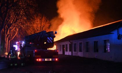 Incendio nella notte in una ditta a Desio: pompiere ferito dal crollo di un cornicione FOTO VIDEO