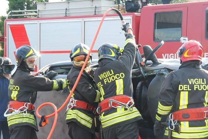Camion in fiamme, sul posto i Vigili del fuoco