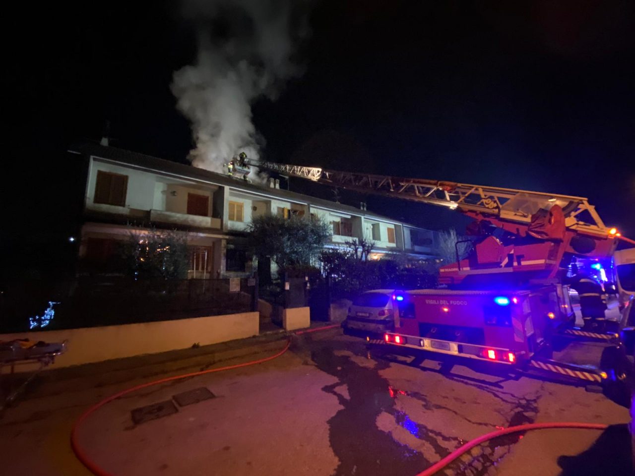 Incendio, brucia il tetto di una casa VIDEO E FOTO