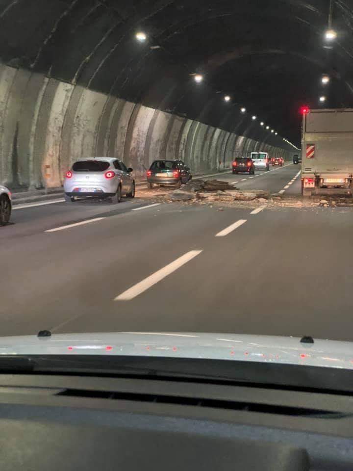 Crollo in galleria, ex candidato sindaco vivo per miracolo