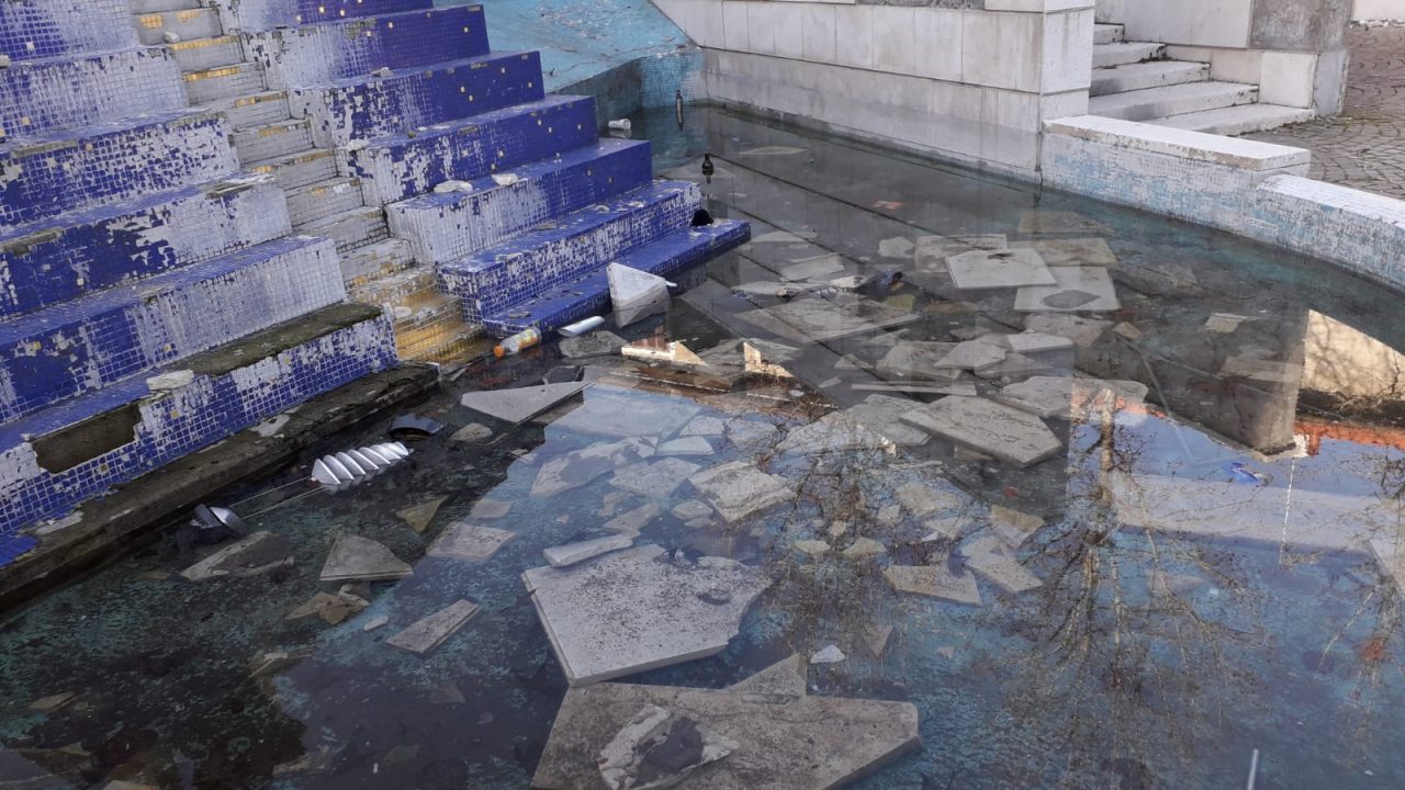 Piazza Annoni è preda degli imbecilli