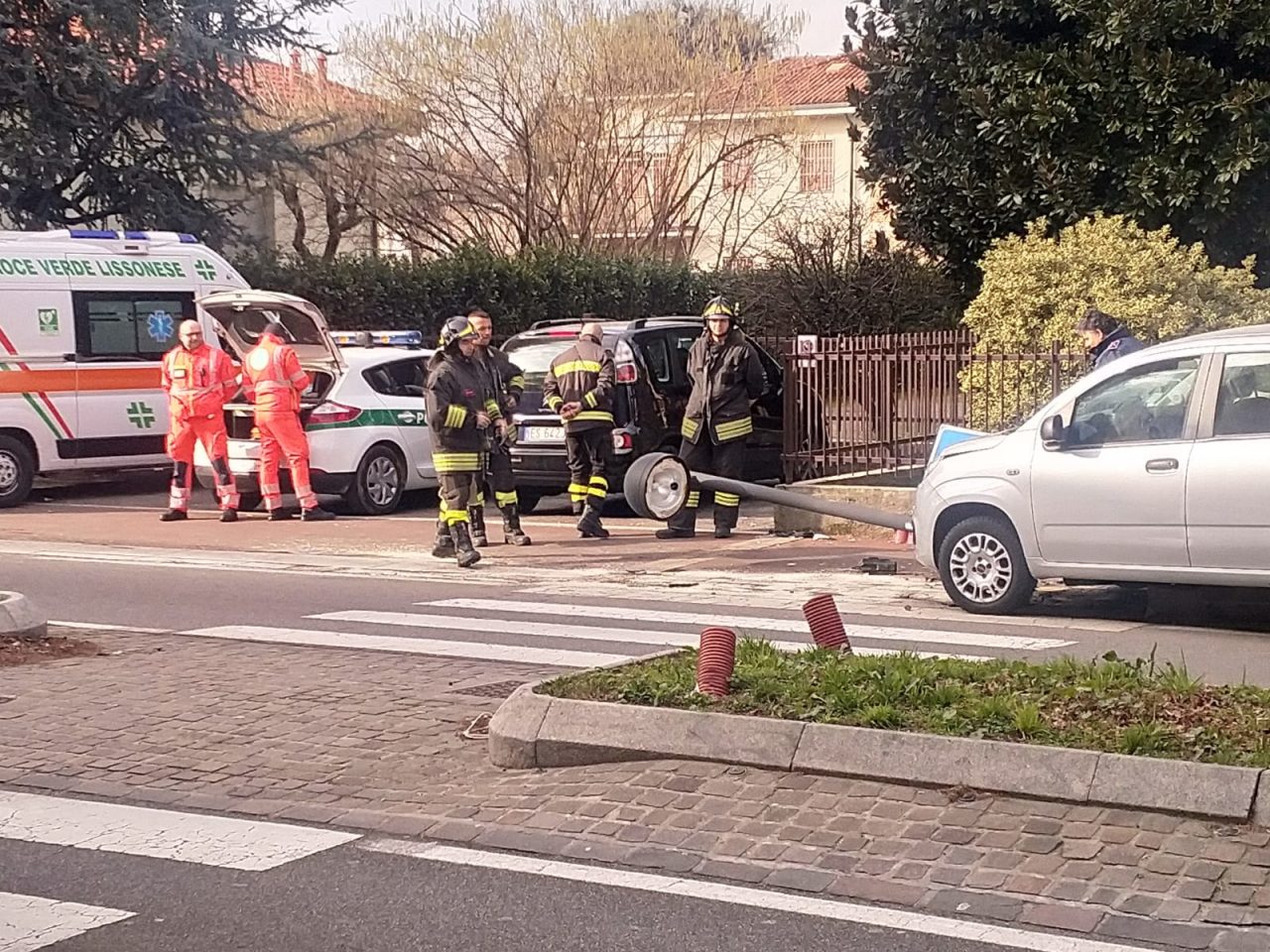 Arcore, abbatte un palo della luce: pompieri e ambulanza in via Gilera