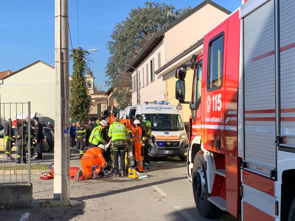 Fuoco in un box a Sovico, almeno quattro ustionati