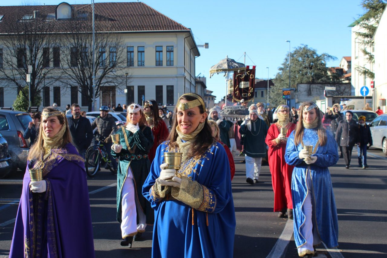 Epifania, tornano il Corteo dei Magi e la Befana del pompiere