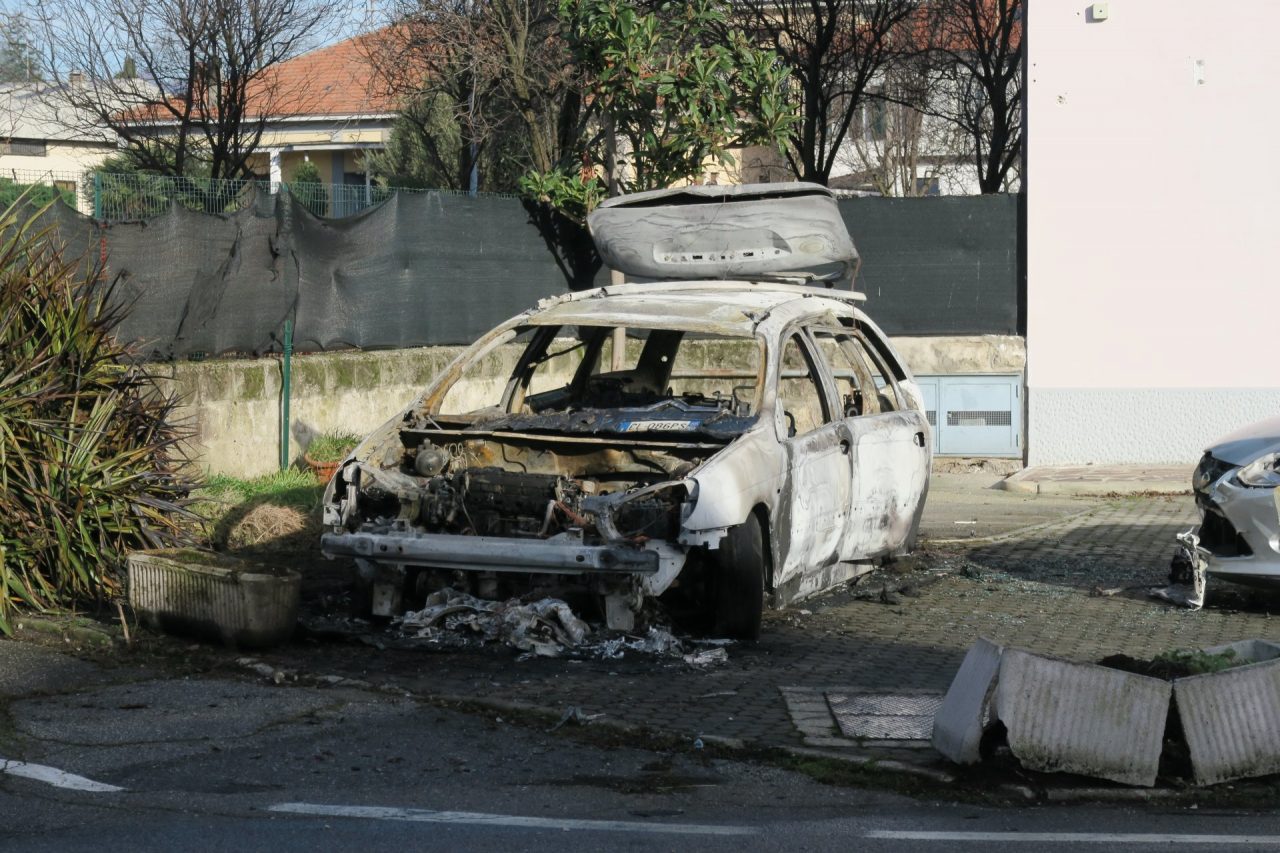 Va a fuoco un’auto a Giussano