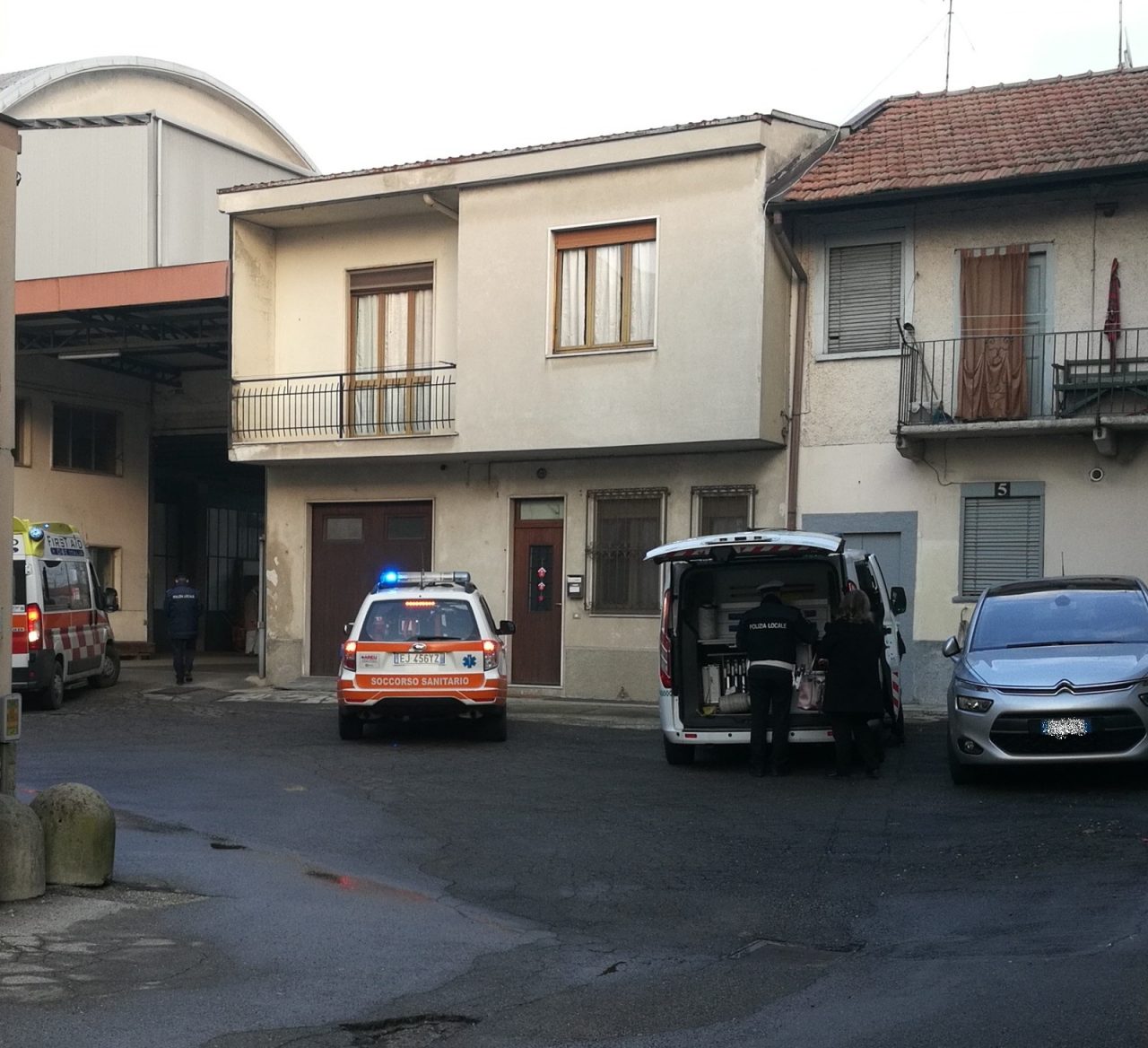 Cade dalla scala e batte la testa operaio in ospedale