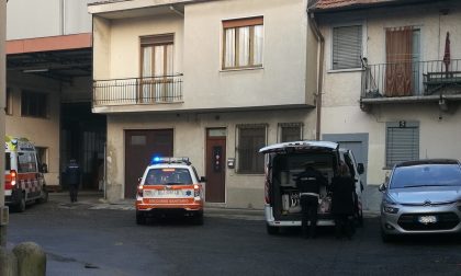 Cade dalla scala e batte la testa operaio in ospedale