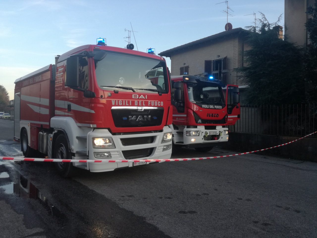 Fuoco sul tetto, intervengono i pompieri FOTO