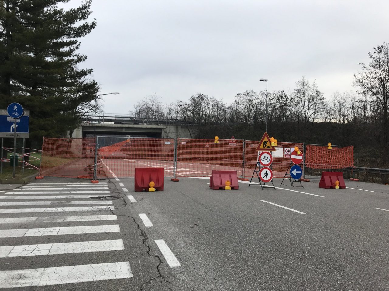 Chiude la strada sotto al ponte danneggiato