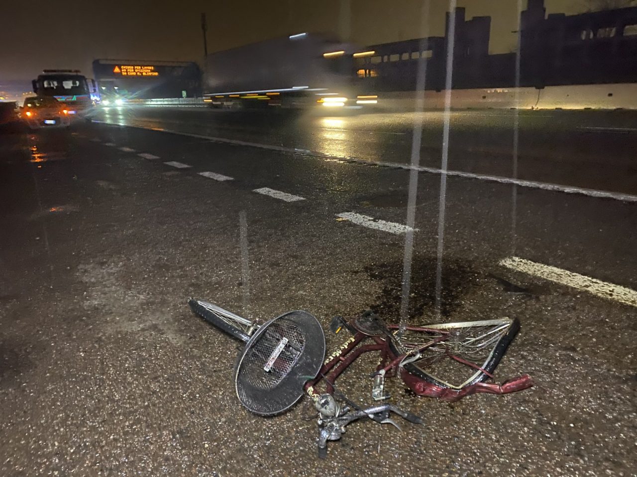 In bici in autostrada: travolto e ucciso  VIDEO