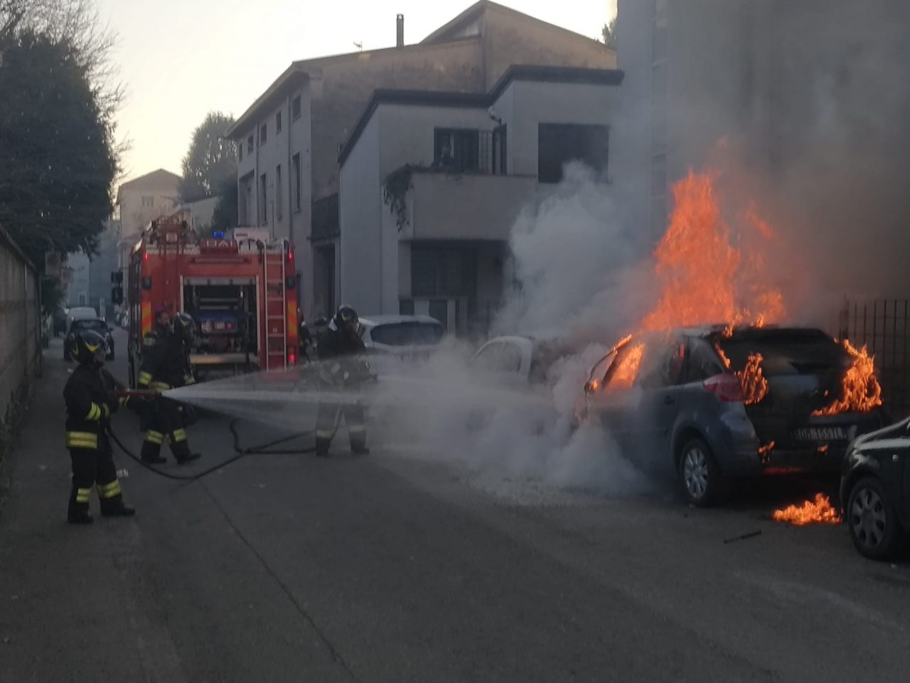 Auto distrutta dal fuoco vicino alla scuola