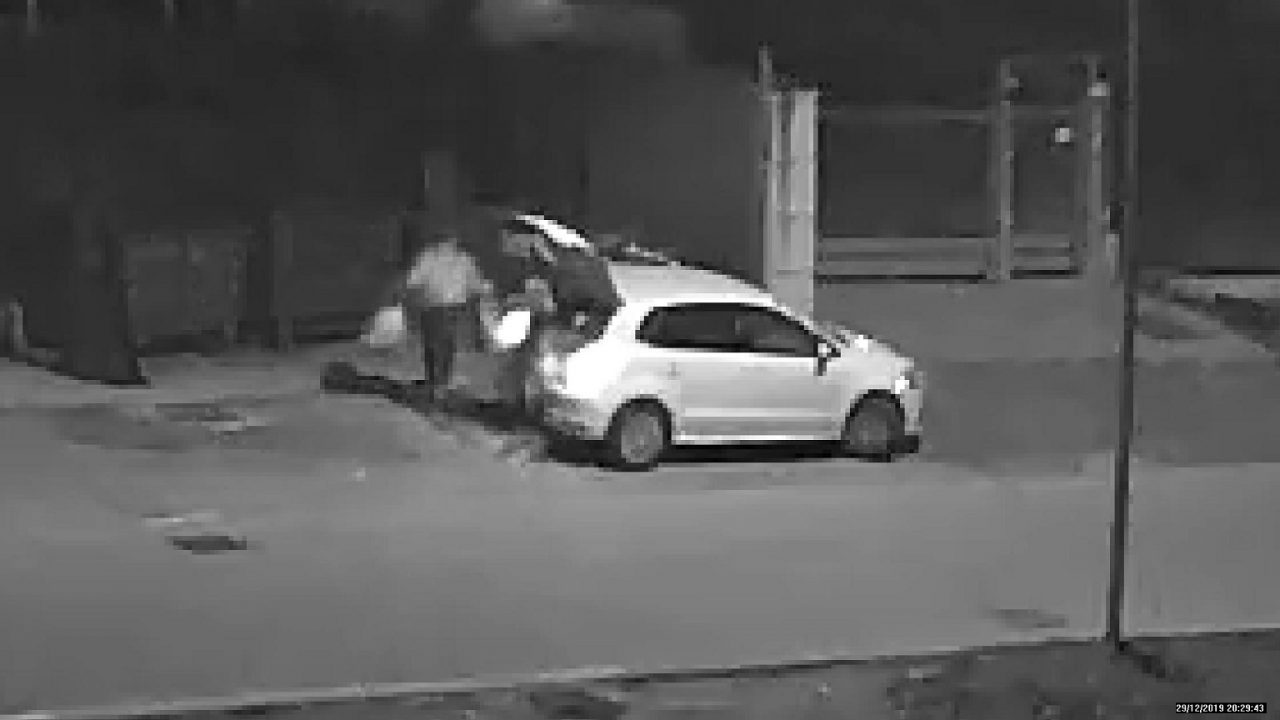 Abbandona i rifiuti davanti a un’abitazione. Il proprietario di casa li raccoglie e li scarica in un’area pubblica
