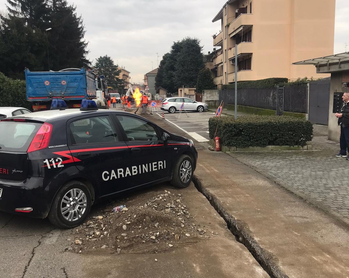 Danneggiato un tubo del gas durante i lavori in strada: intervengono i Vigili del fuoco