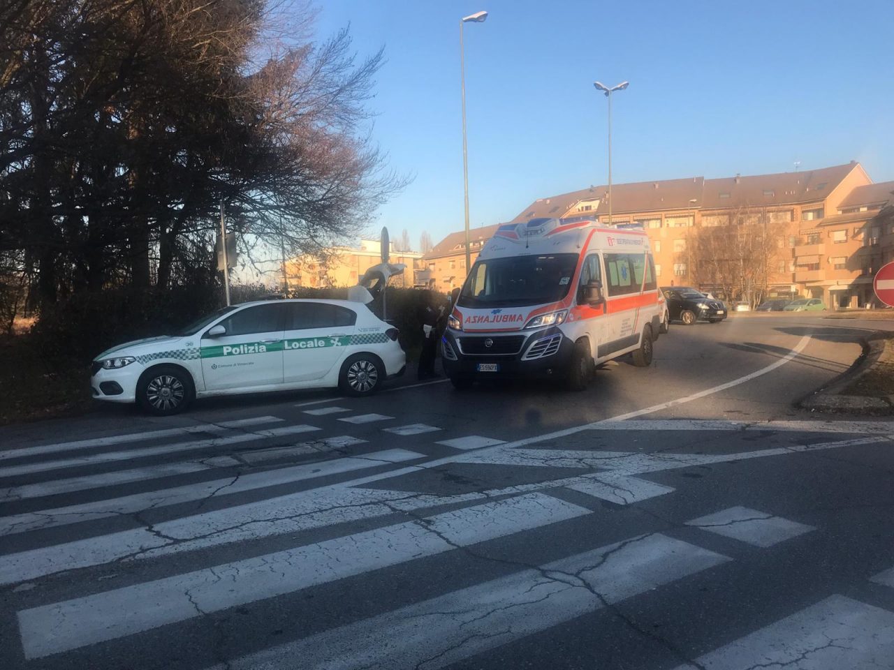 Vimercate, ciclista investito in via Rota: paura per un 61enne
