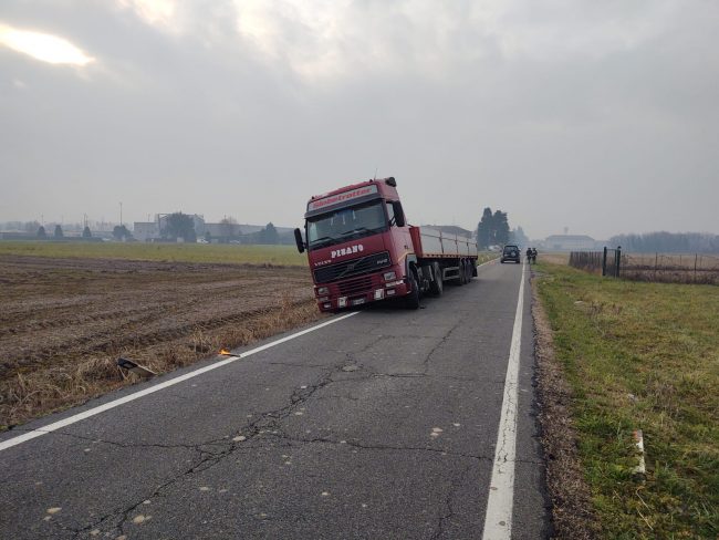 L’autista perde il controllo, tir fuori strada