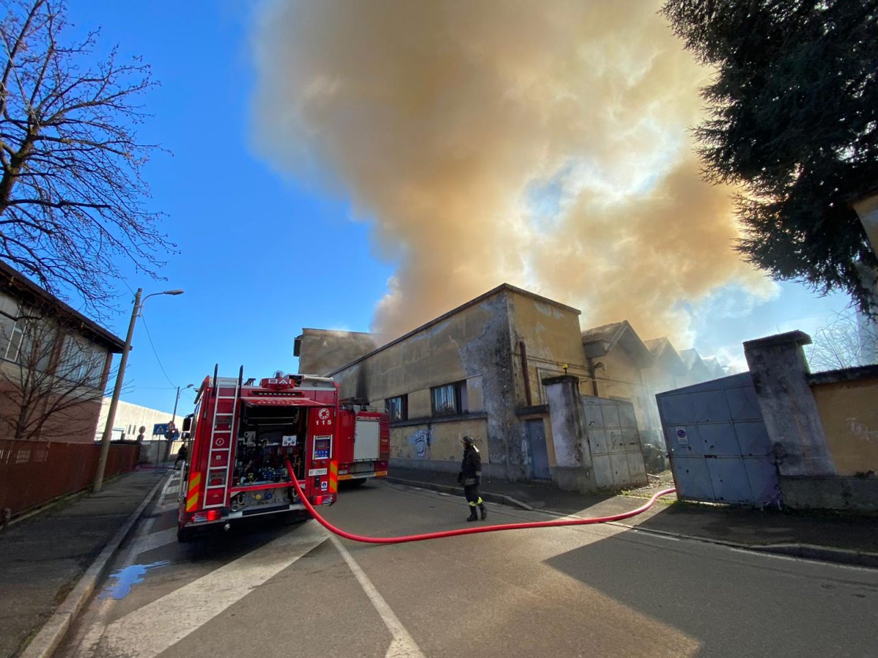 Incendio in ex cartiera a Monza: evacuata la media scuola Bellani. Strada chiusa FOTO VIDEO