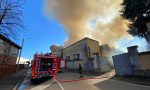 Incendio in ex cartiera a Monza: evacuata la media scuola Bellani. Strada chiusa FOTO VIDEO