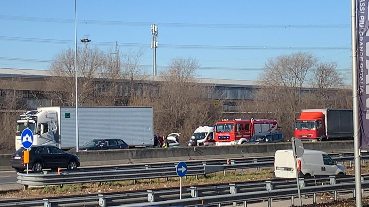 Incidente tra auto e camion sulla Milano-Meda atterra l’elisoccorso