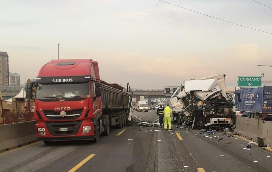 Autostrada A4 Chiusa Per Un Grave Incidente Con Mezzi Pesanti Coinvolti Foto Prima Monza