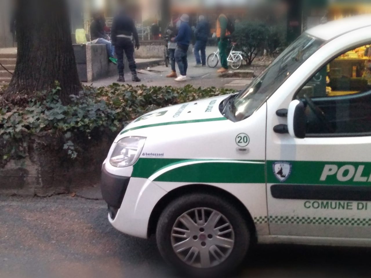 Controlli della Polizia locale a Monza: identificate 25 persone