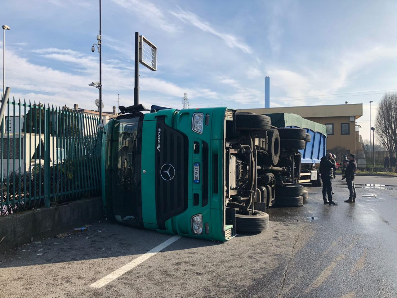 Tir si ribalta lungo la Provinciale FOTO