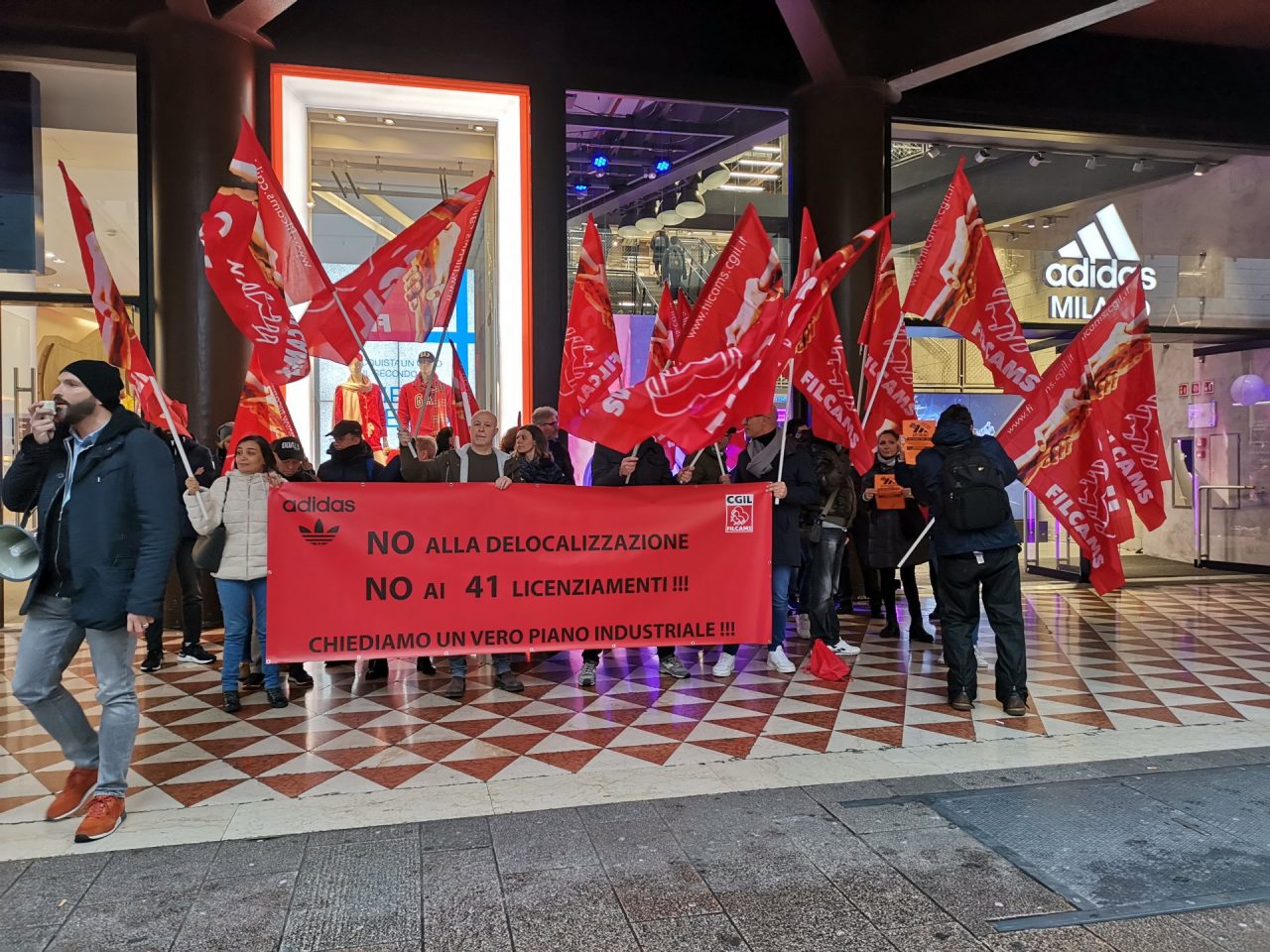 Adidas: la vertenza giovedì arriva in Regione