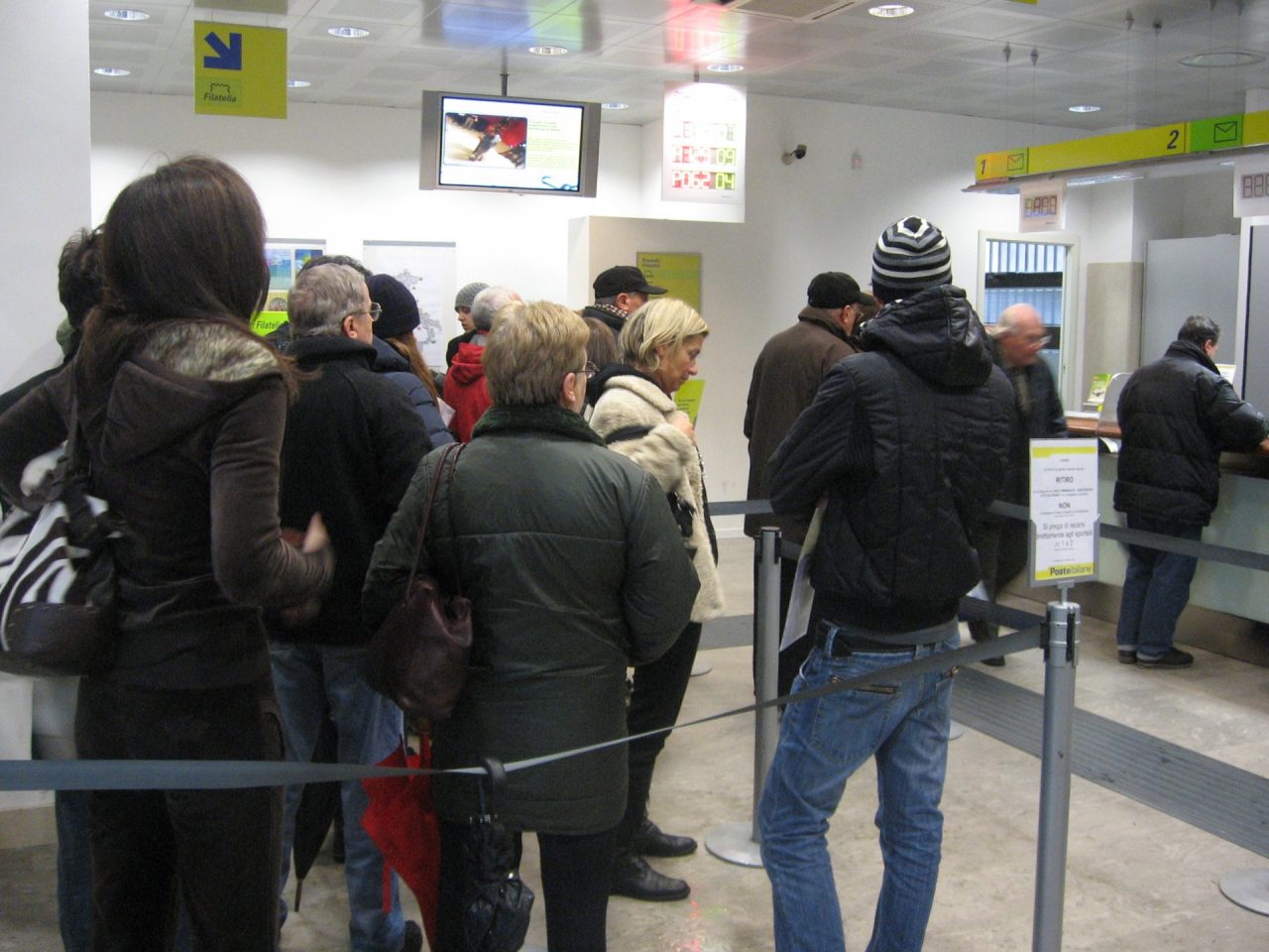 Code, proteste e insulti: Poste allarme rosso