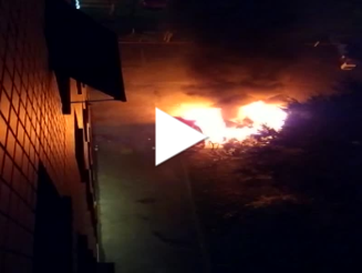 Seregno: nella notte di Capodanno tre auto a fuoco, pensilina distrutta e crocifisso imbrattato FOTO VIDEO