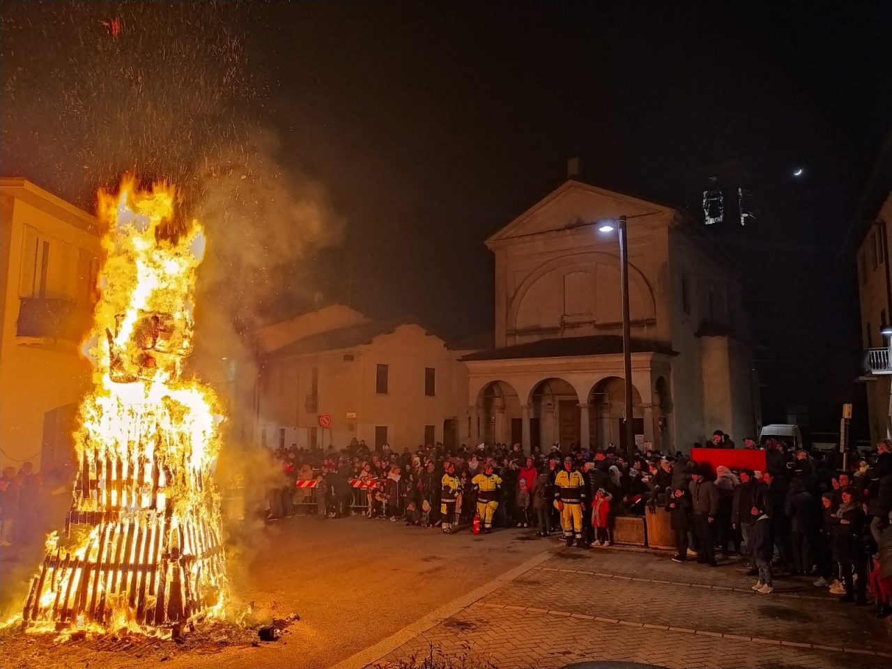 Brucia la Giubiana a Copreno, record di presenze FOTO
