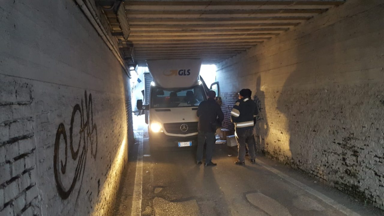 Corriere incastrato sotto il ponte della ferrovia, ripercussioni sulle linee Trenord