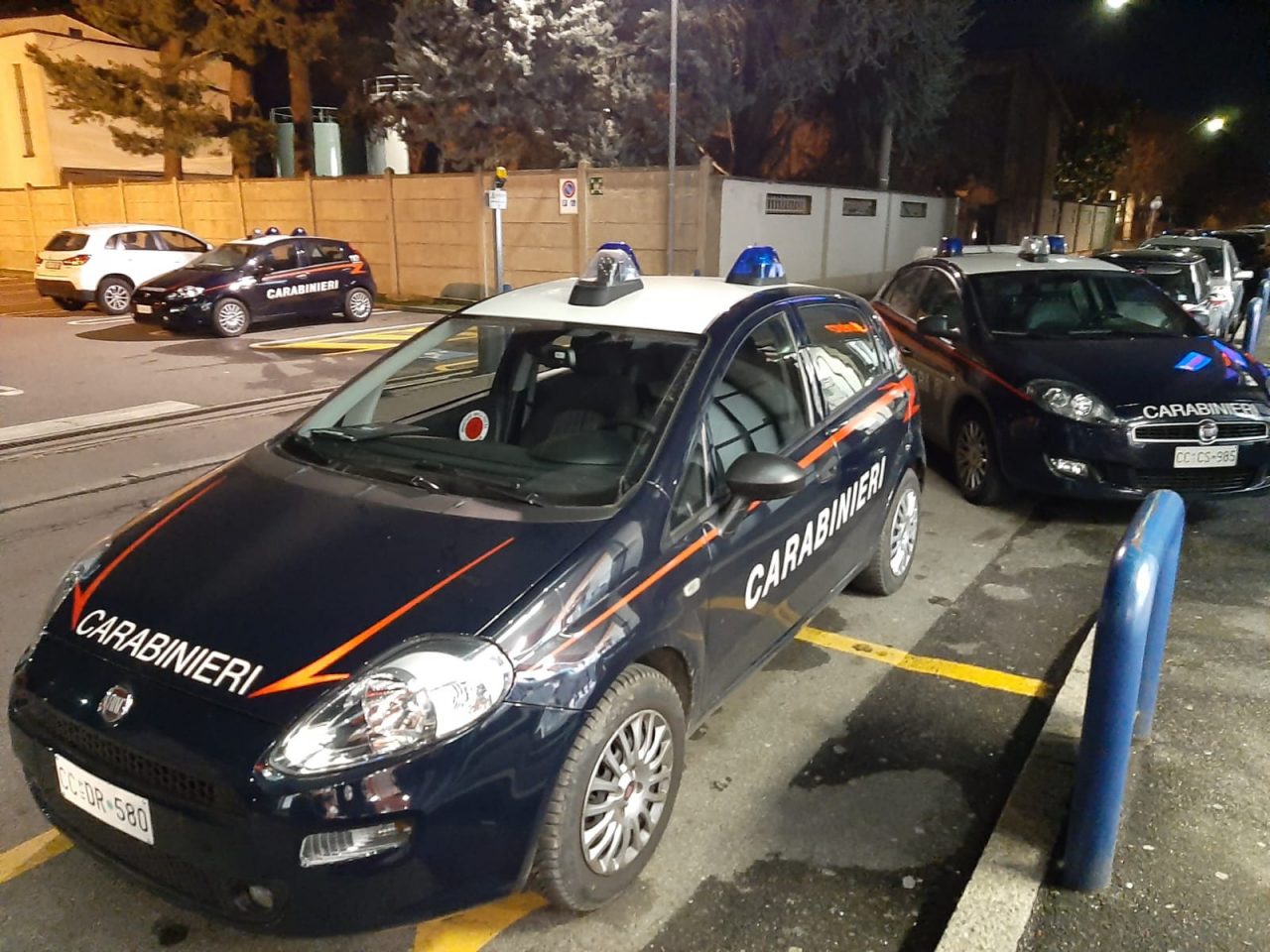 Ladro si incastra nel muro durante la fuga