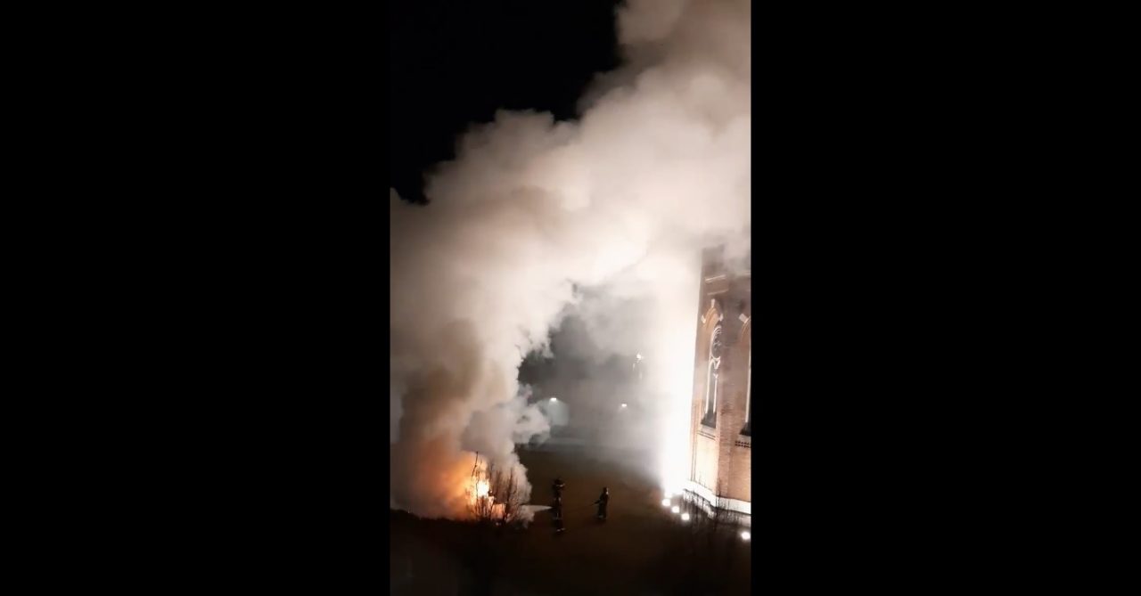 Botti di Capodanno, incendio a pochi metri dalla chiesa – FOTO e VIDEO