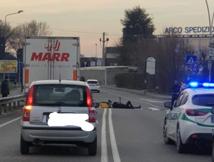 Ciclista investito: intervengono due ambulanze e la Polizia Locale