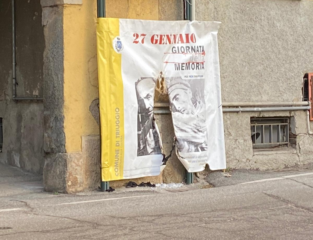 Bruciato il manifesto per commemorare il Giorno della Memoria