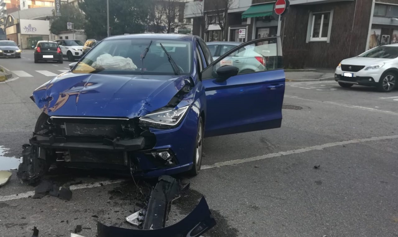 Terribile schianto all’incrocio: coinvolte quattro persone