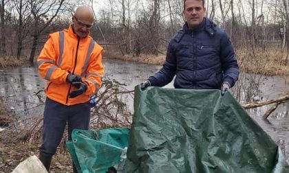 Il sindaco di Ceriano pulisce il Parco delle Groane FOTO