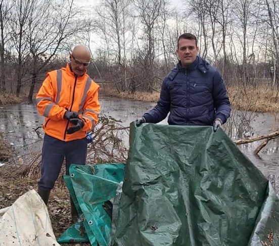 Il sindaco di Ceriano pulisce il Parco delle Groane FOTO