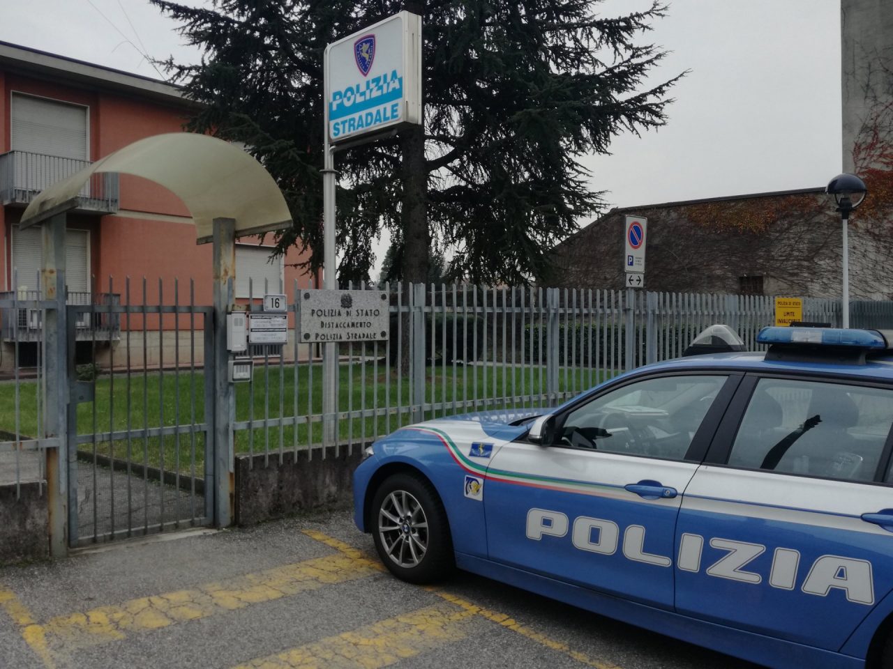 I politici litigano, la Polstrada di Seregno chiude