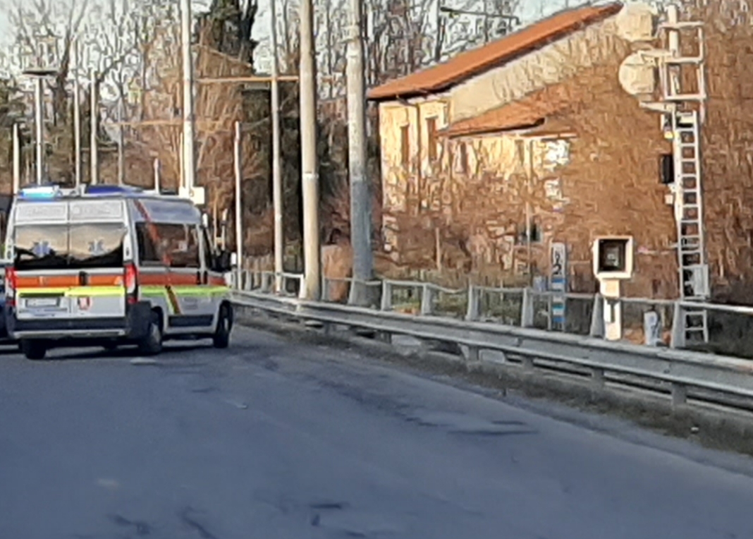 Paura a Seveso per una ragazza sui binari, si mobilitano Carabinieri e ambulanza