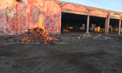 Rogo in un capannone: indagato il dipendente che ha dato fuoco ai rifiuti in legno - FOTO