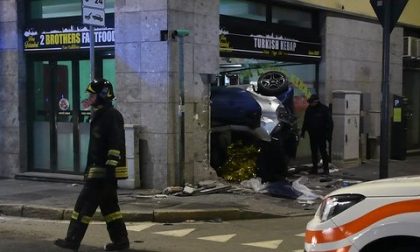 Automobile finisce nel fast food: un morto